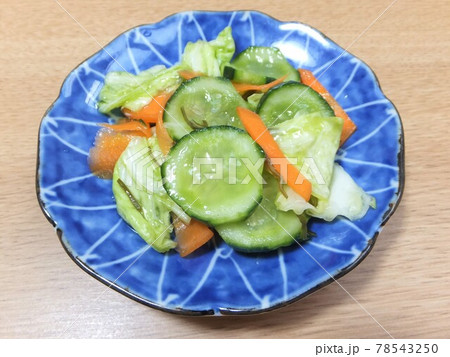 きゅうりとキャベツと人参の浅漬け 78543250