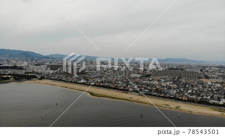 曇り空の甲子園浜をドローンで空撮 曇り空の甲子園浜をドローンで空撮 78543501