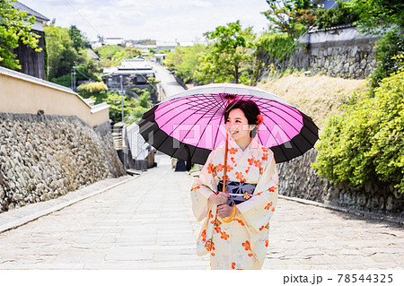 女子旅で着物を着て観光をする若い女性 【杵築市】 78544325