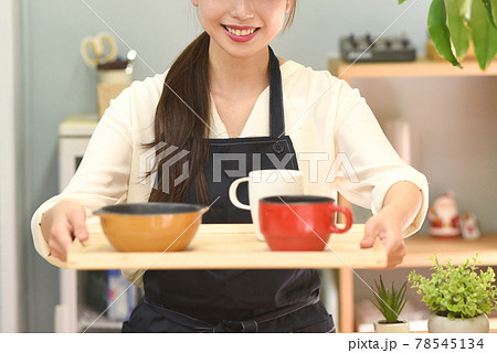 飲食店の女性店員 飲食店の女性店員 78545134