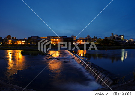魚眼レンズで撮影した鴨川の夜景 78545834