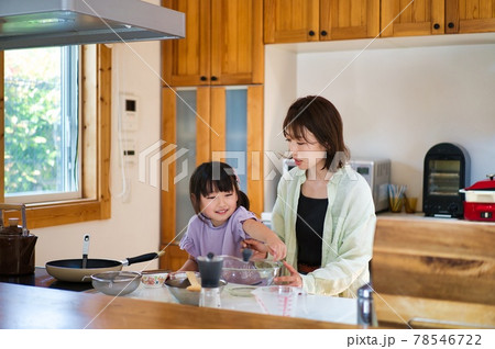 お母さんと一緒に料理をする女の子 お母さんと一緒に料理をする女の子 78546722