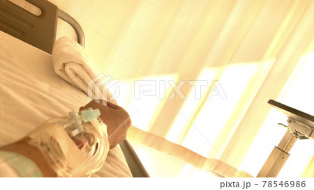 入院中のようす 病室のベッドに横たわる編 の写真素材