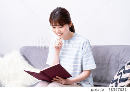 ソファで読書をする若い女性 ソファで読書をする若い女性 78547021
