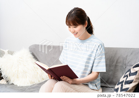 ソファで読書をする若い女性 ソファで読書をする若い女性 78547022