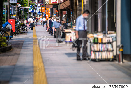 日本の東京都市景観　神田神保町・北向きに店が並ぶ古書店街に束の間の西日が…人出も少ない＝6月11日 78547809