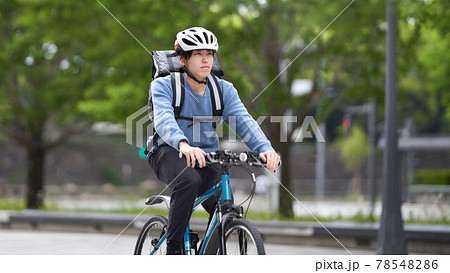 自転車で走るデリバリー配達員 78548286