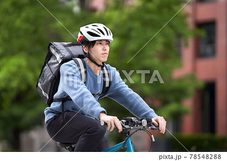 自転車で走るデリバリー配達員 78548288