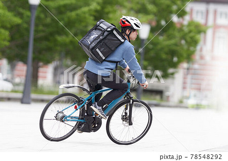 自転車で走るデリバリー配達員 78548292