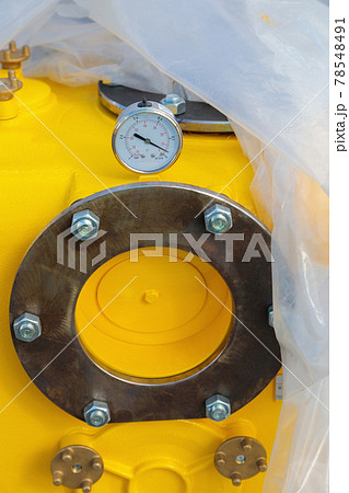 Close-up of a monometer on an air compressor 78548491