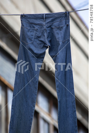 児島ジーンズストリートの吊しているジーンズを撮影 78548708