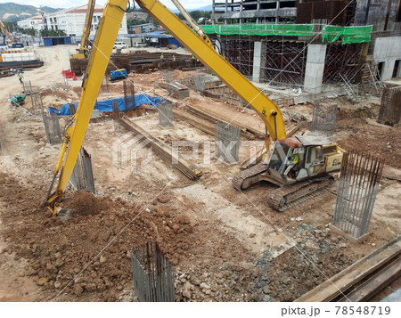 PERAK, MALAYSIA -SEPTEMBER 17, 2016: Excavators machine is heavy construction machine used excavate soil at the construction. Powered by long hydraulic arm with bucket.  78548719
