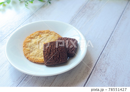 皿にのったクッキー 皿にのったクッキー 78551427