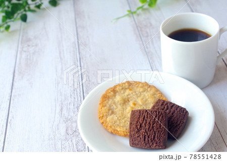 コーヒーブレイクにクッキーとコーヒー 78551428