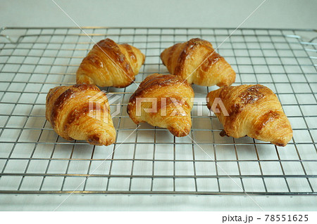 Mini Croissant, Small Croissant（網の上に乗ったミニクロワッサン） 78551625