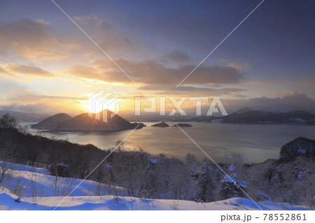 北海道洞爺湖町のサイロ展望台から望む洞爺湖の日の出 78552861