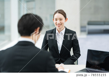 企業の面接を受ける女性 78555155