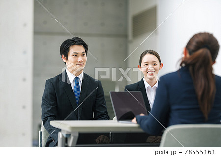学生の面接風景 78555161