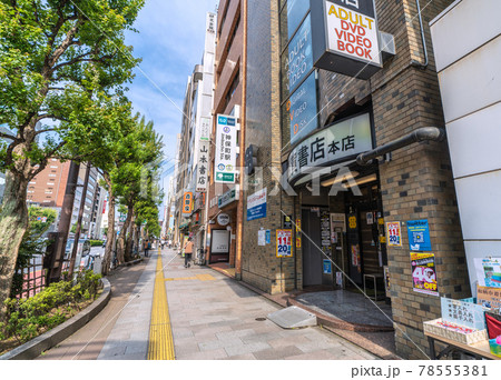 日本の東京都市景観　神田神保町・北向きに店が並ぶ古書店街に束の間の西日が…人出も少ない＝6月11日 78555381