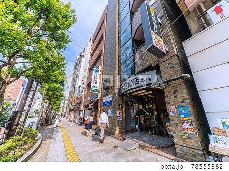 日本の東京都市景観 神田神保町・北向きに店が並ぶ古書店街に束の間の西日が…人出も少ない=6月11日 日本の東京都市景観 神田神保町・北向きに店が並ぶ古書店街に束の間の西日が…人出も少ない=6月11日 78555382