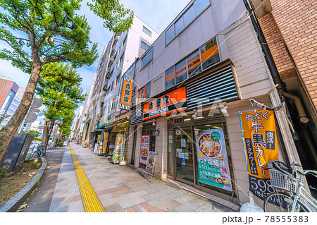 日本の東京都市景観 神田神保町・北向きに店が並ぶ古書店街に束の間の西日が…人出も少ない=6月11日 日本の東京都市景観 神田神保町・北向きに店が並ぶ古書店街に束の間の西日が…人出も少ない=6月11日 78555383