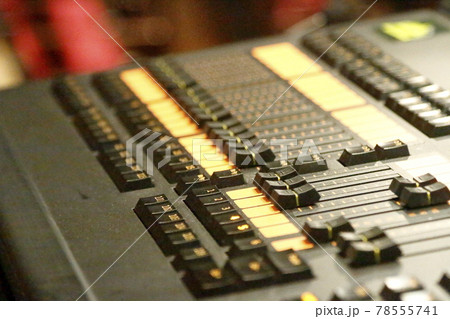 音響テスト中のミキサー・コンソール 78555741
