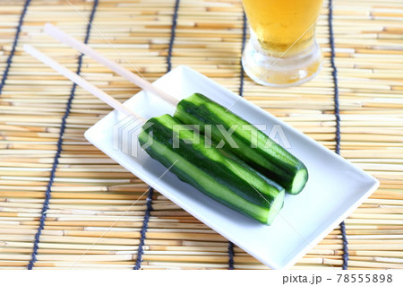 きゅうりの一本漬け 半分に切って割り箸を刺した 夏イメージ きゅうりの一本漬け 半分に切って割り箸を刺した 夏イメージ 78555898