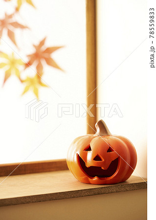 窓辺のハロウィンイメージ 78559833