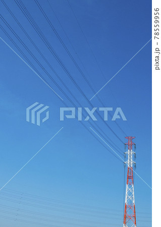 青空と高圧電線と鉄塔(赤白) 青空と高圧電線と鉄塔(赤白) 78559956