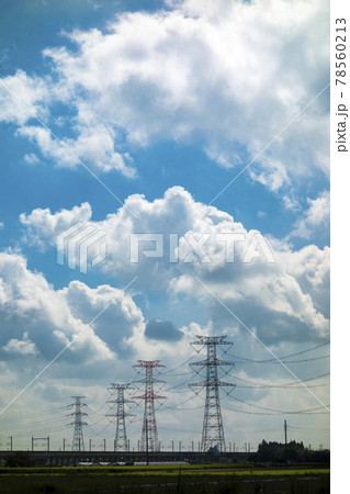 青空と白い雲と高圧電線鉄塔 青空と白い雲と高圧電線鉄塔 78560213