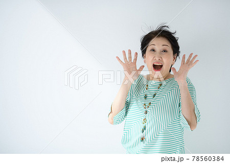 驚くシニア女性　びっくり 78560384