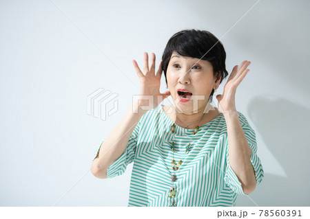 驚くシニア女性 びっくり 驚くシニア女性 びっくり 78560391