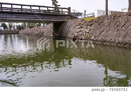 島根県松江市　松江城の堀川めぐり　木造の橋をくぐる船からの眺め 78560781