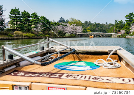 島根県松江市　松江城の堀川めぐり　桜咲く北堀橋と船からの眺め 78560784