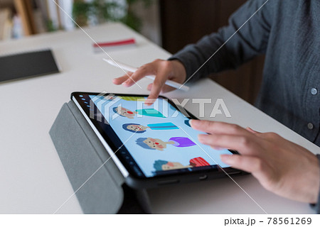 クリエイティブな場面 78561269