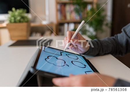 クリエイティブな場面 78561308