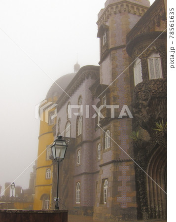 ポルトガルリスボン　シントラ　霧のペーナ宮殿 78561635