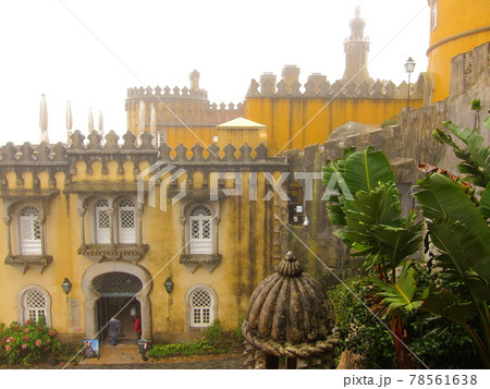 ポルトガルリスボン シントラ 霧のペーナ宮殿の写真素材