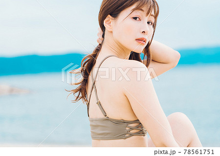 水着姿の女性 78561751