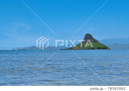 ハワイ　オアフ島　クアロアビーチパークから望むチャイナマンズハット島 78562062
