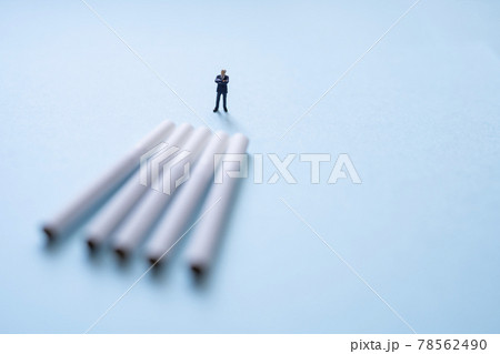 タバコとビジネスマン風ミニチュア人形 タバコとビジネスマン風ミニチュア人形 78562490