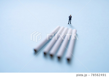 タバコとビジネスマン風ミニチュア人形 78562491