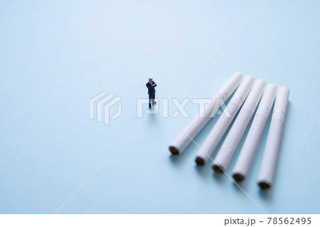 タバコとビジネスマン風ミニチュア人形 78562495