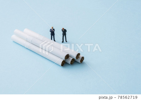 タバコとビジネスマン風ミニチュア人形 78562719