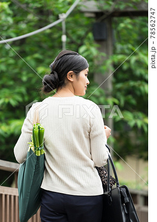 吊橋で肩からエコバックを下げて歩くビジネスウーマン  後ろ姿 吊橋で肩からエコバックを下げて歩くビジネスウーマン  後ろ姿 78562747