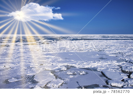 オホーツク海の流氷原に差し込む太陽光線 オホーツク海の流氷原に差し込む太陽光線 78562770