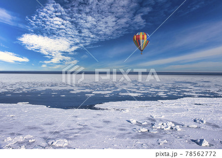 オホーツク海の流氷原上空を飛行するバルーン 78562772
