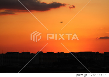 夕陽が沈んだ直後の空とヘリコプター 夕陽が沈んだ直後の空とヘリコプター 78563487