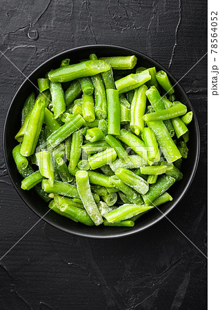 Frozen organic green beans. Healthy food concept, in bowl, on black stone background, top view flat lay 78564052