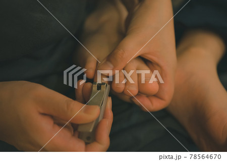 子供の足の爪を切る母親 子供の足の爪を切る母親 78564670
